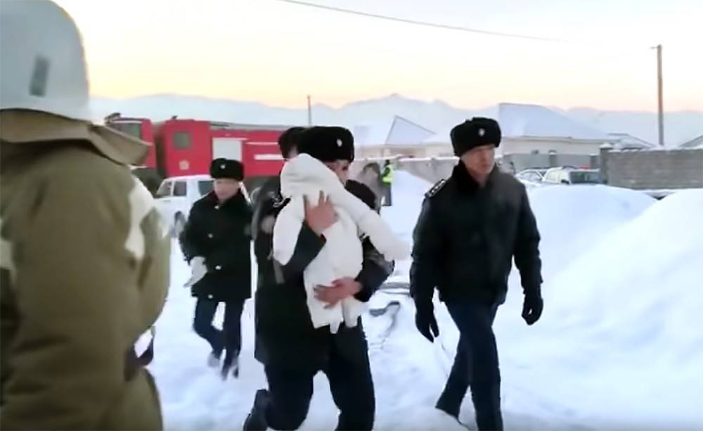 Из разбившегося в Казахстане самолета спасли малыша (видео)