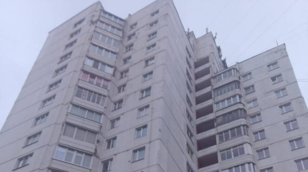 Новгородец выпал из окна 16-этажки и скончался