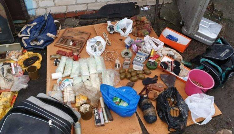 В гаражах во Владимирской области нашли склад с оружием и взрывчаткой