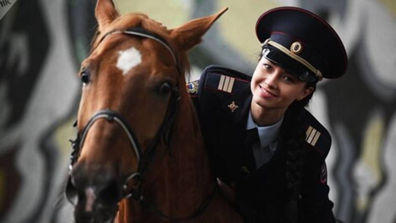 Сотрудницу конной полиции Москвы уволили за поддержку оппозиции