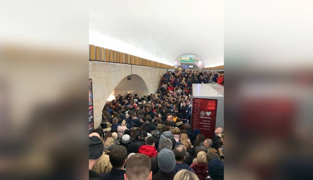 Петербуржцы устроили давку в метро в пору предновогодних покупок