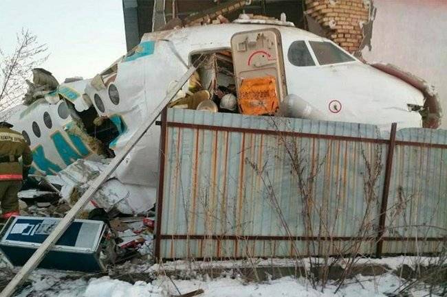 «Пытались выровнять»: пилот рассказал, как люди выжили при крушении самолета в Казахстане