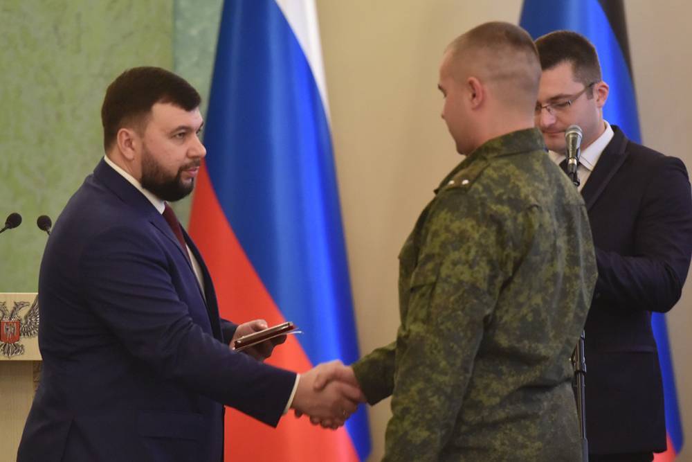 Ополченцы-герои самых ожесточенных битв получили награды в Донецке