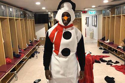 Футболист надел костюм снеговика, сел в Lamborghini и разнес сад британки
