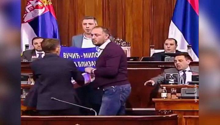 В Сербии депутаты устроили драку в парламенте из-за событий в Черногории
