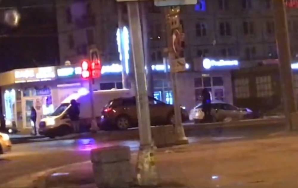 Напротив метро «Улица Дыбенко» разложились две иномарки