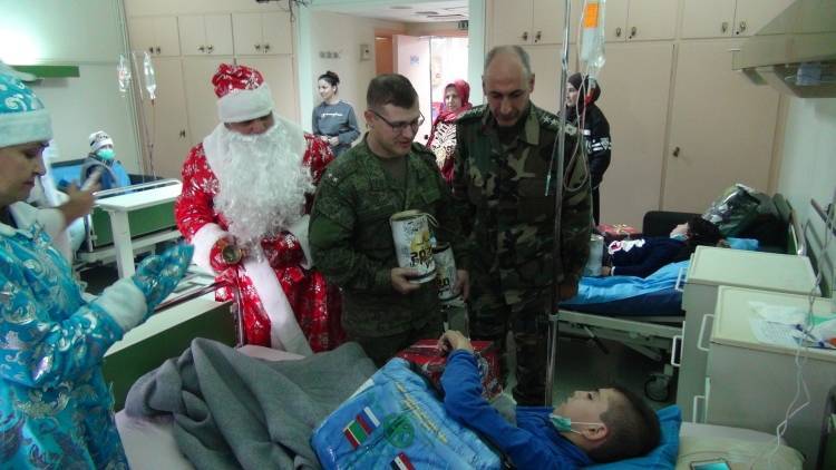 Российские военные раздали сирийским детям-инвалидам около 70 наборов со сладостями
