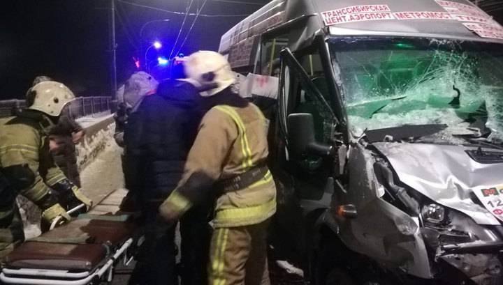 В Омске столкнулись маршрутка и "КамАЗ": семь человек пострадали