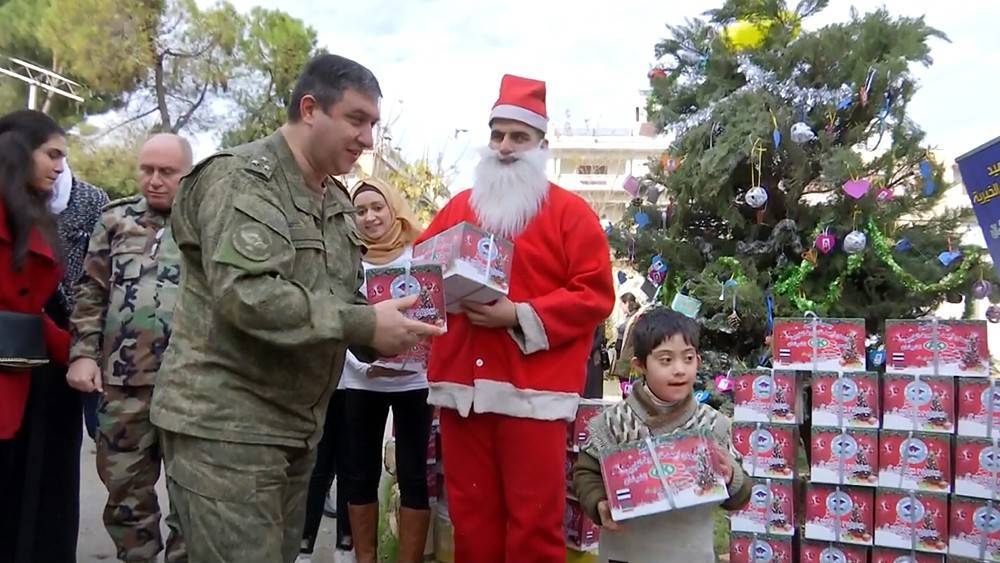 Российские военные поздравили детей в Сирии с Новым годом