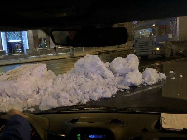 Фотофакт: В центре Москвы укладывают… снег!