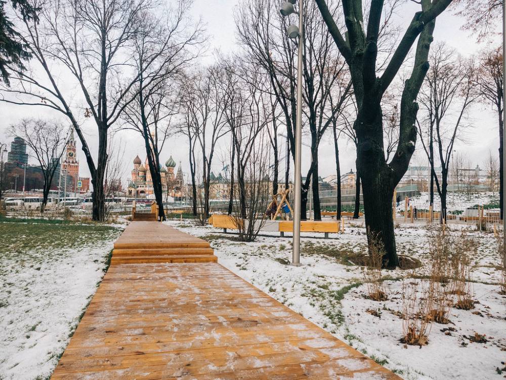 Снег привезли в столичный парк «Зарядье»