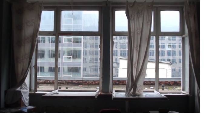 В Петербурге парень в нижнем белье выпал из окна 12 этажа