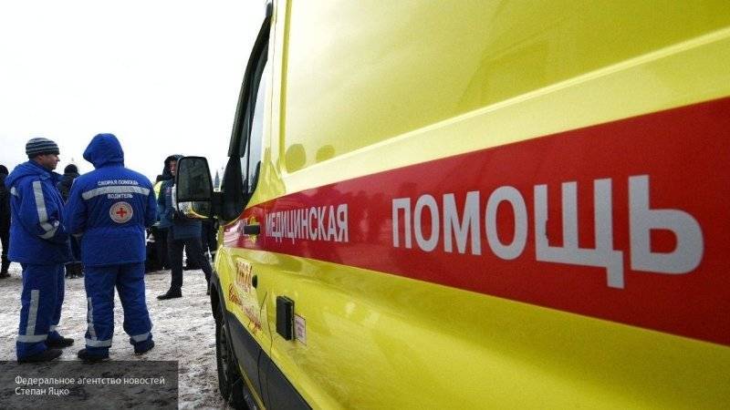 Иномарка влетела на скорости в остановку в Петербурге, две женщины попали в больницу