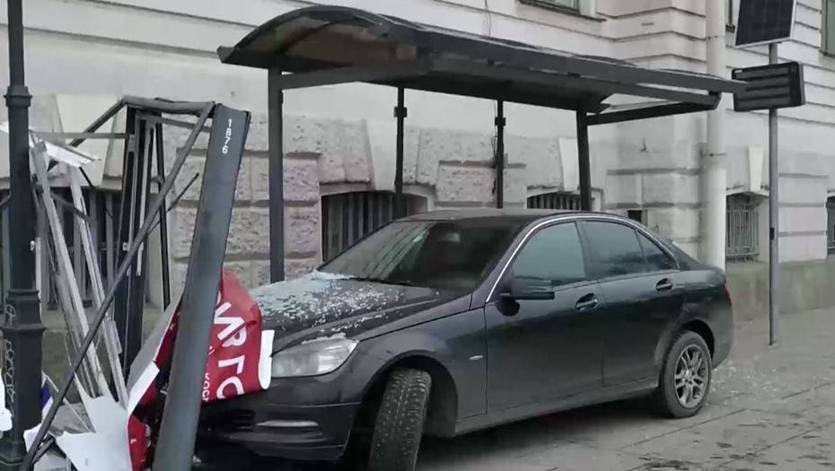 Mercedes снес остановку с пешеходами у Марсова поля в Петербурге