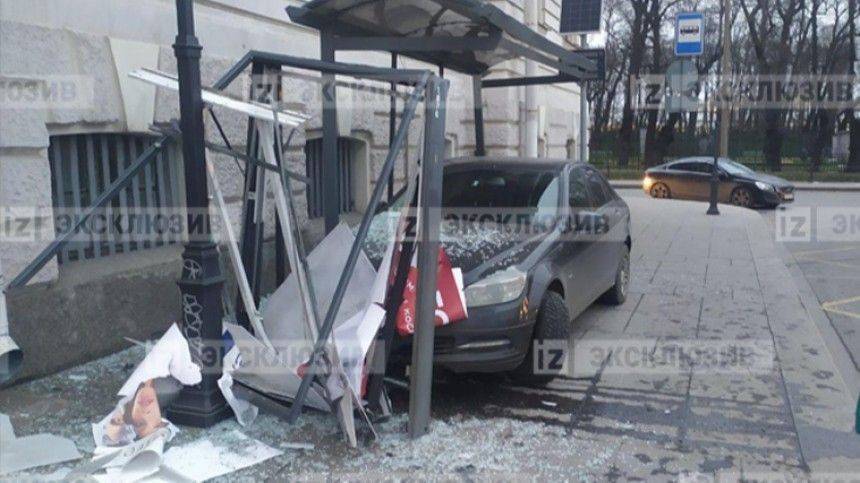 Видео с места ДТП в Петербурге, где автомобиль протаранил остановку