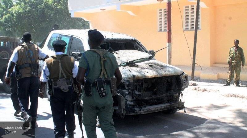 90 человек погибли при взрыве заминированного автомобиля в Сомали