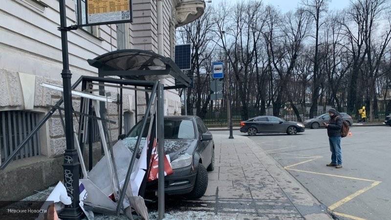Первые фото с места серьезного ДТП в Петербурге появились в Сети