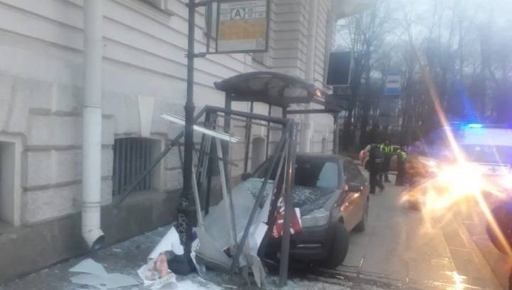 Двое пострадавших: машина протаранила остановку в центре Петербурга