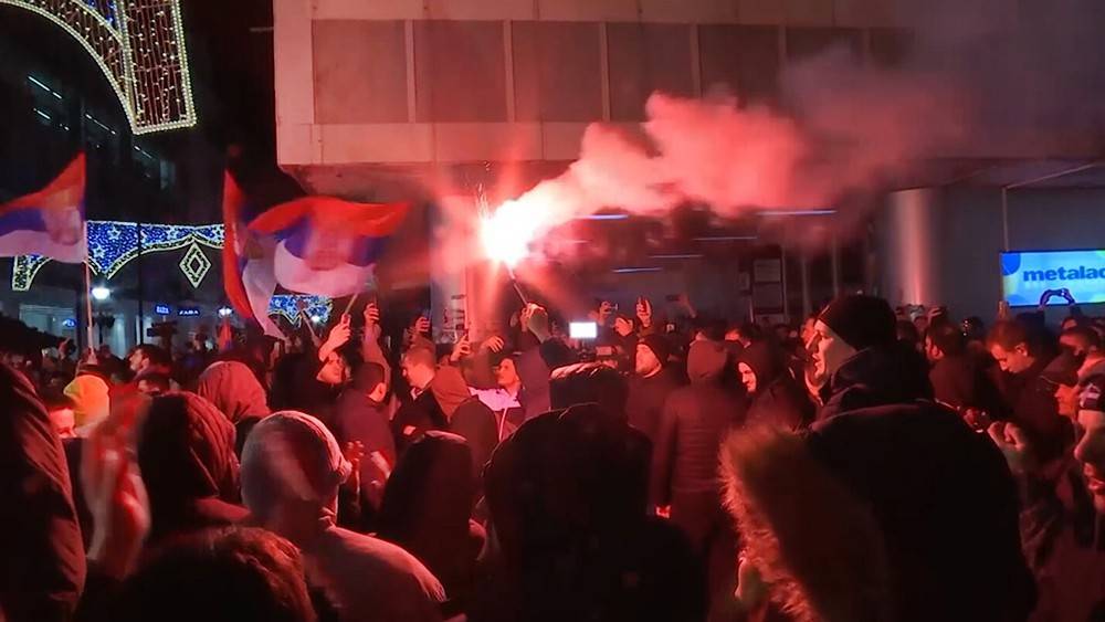 Драки в сербском парламенте переросли в уличные беспорядки