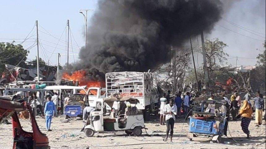 По меньшей мере 90 человек погибли при взрыве заминированной машины в Сомали