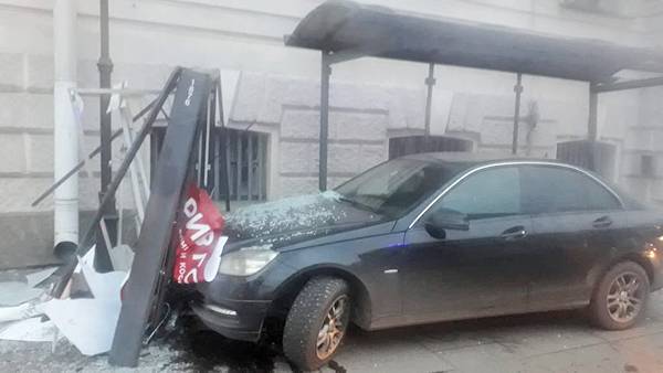 Mercedes сбил пешеходов на остановке в Петербурге