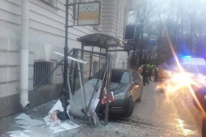 В Петербурге машина врезалась в остановку – пострадали две женщины