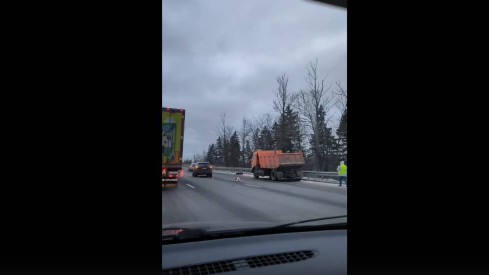 На Пулковском шоссе легковушка после встречи с грузовиком потеряла колесо