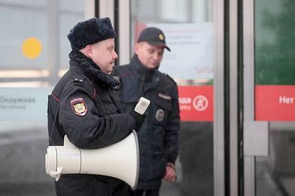 Пенсионера ранили ножом в московском метро
