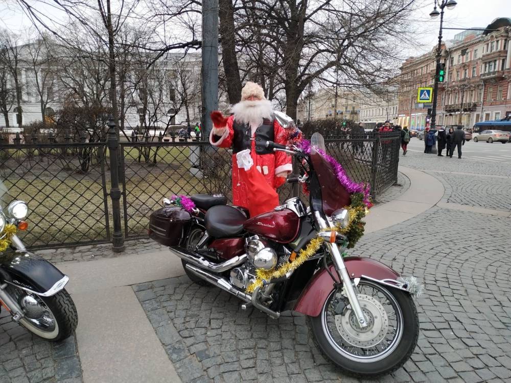 В Петербурге стартовал мотопробег «Дед мороз на мотоцикле»