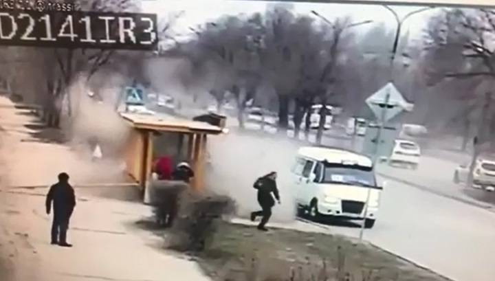 В Волгоградской области лихач протаранил остановку и сбежал с места ДТП. Видео