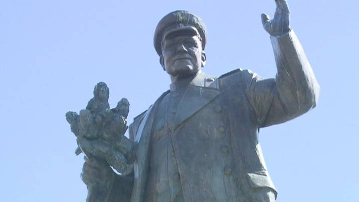 Повесили гирлянду из сарделек: в Праге снова осквернили памятник маршалу Коневу