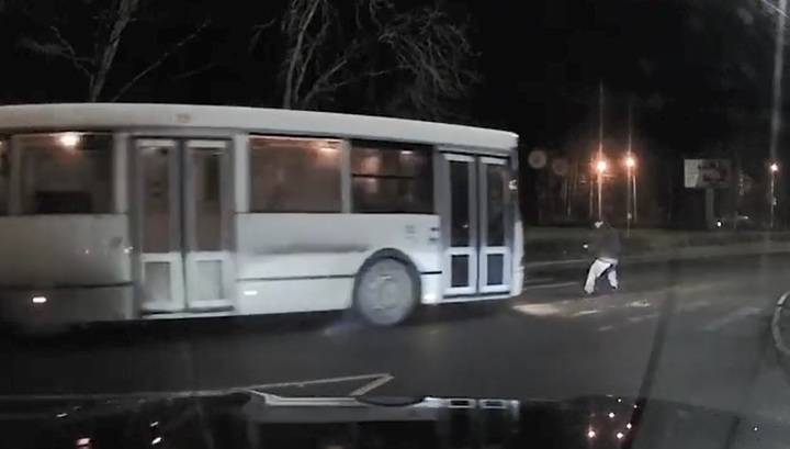 В Ленинградской области автобус сбил пенсионера, переходившего дорогу. Видео