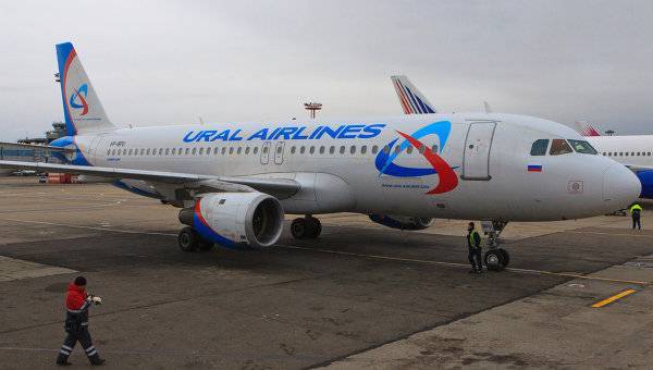 Самолет из Екатеринбурга в Симферополь готовится к аварийной посадке