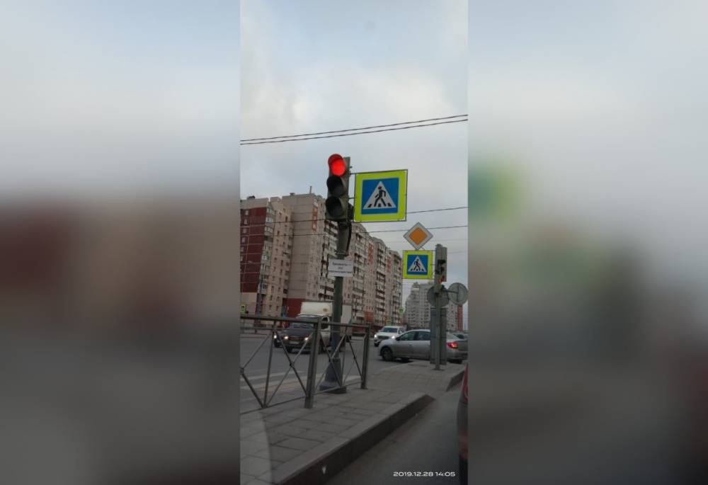 В Приморском районе на светофорах заметили таблички «Трезвость – это преимущество»