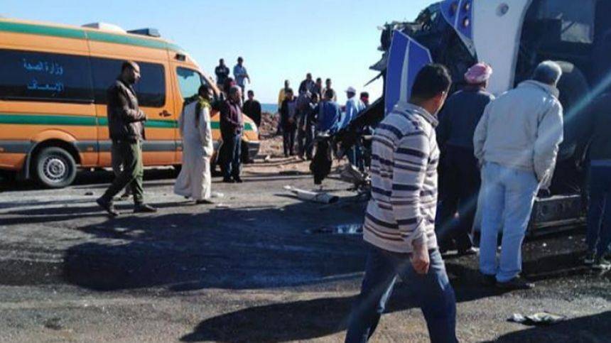 Туристический автобус столкнулся с грузовиком в Египете, есть жертвы