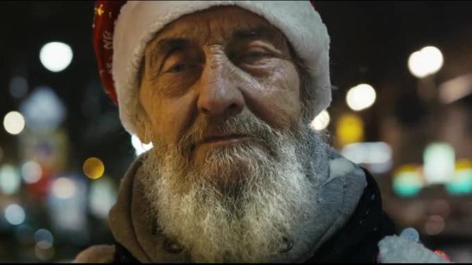 "Ночлежка" выпустила проникновенный социальный ролик про бездомных Дед Морозов в Петербурге