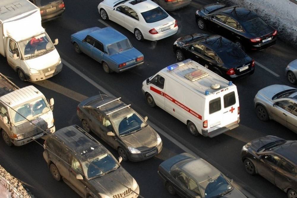 Полиция нашла водителя, не пропустившего скорую в Москве