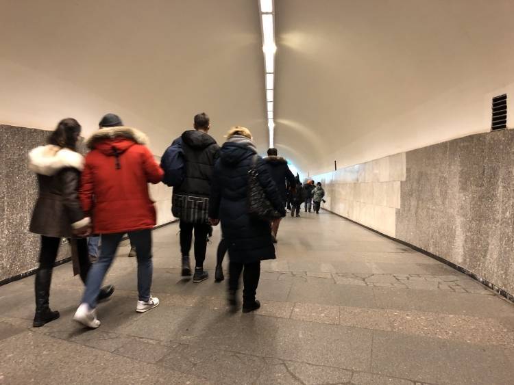 Пенсионера увезли с ножевым ранением со станции метро «Шаболовская» в Москве
