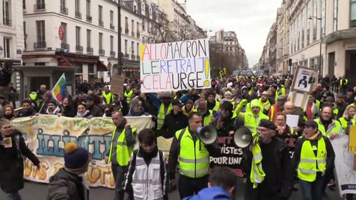 "Желтые жилеты" в Париже: полиция применила газ