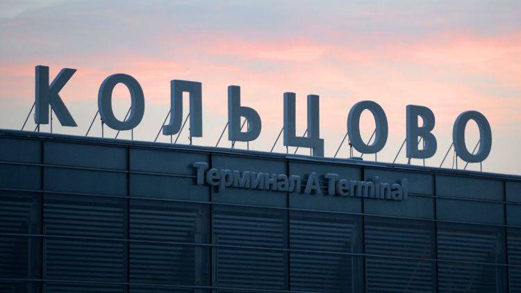 Летевший в Крым самолет совершил аварийную посадку в Екатеринбурге