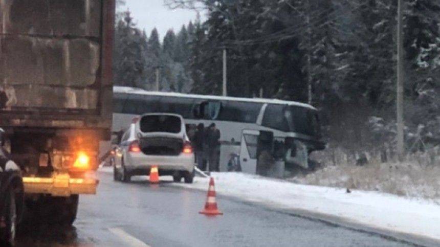 Экскурсионный автобус попал в страшное ДТП под Москвой, водитель погиб — видео