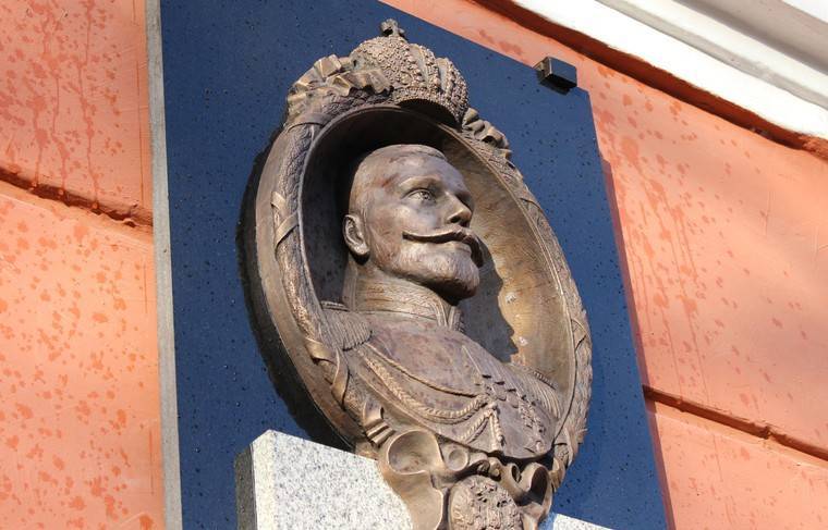 Памятную доску Николаю II испортили через неделю после открытия в Воронеже