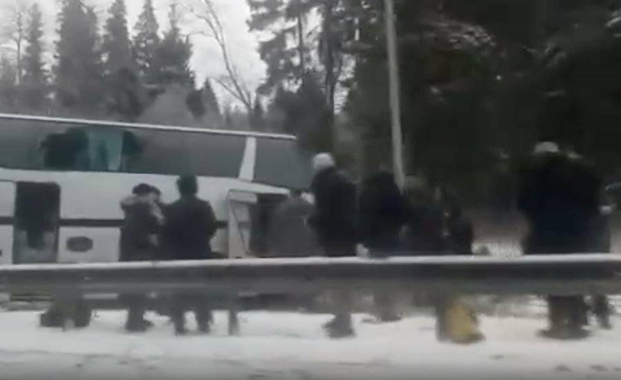 Экскурсионный автобус столкнулся с грузовиком в Подмосковье