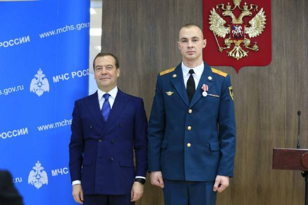 Дмитрий Медведев наградил спасателей Коми за героическое спасение людей на пожаре