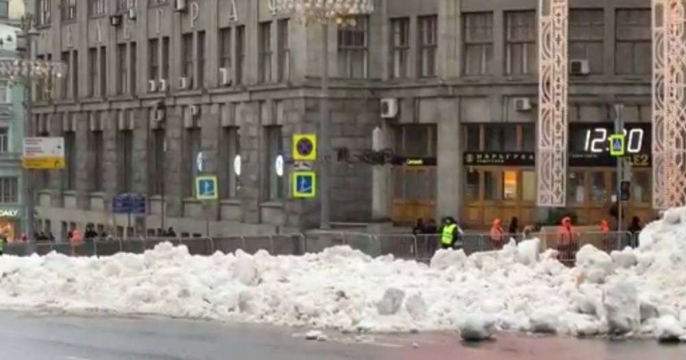 Власти объяснили появление снега в центре Москвы