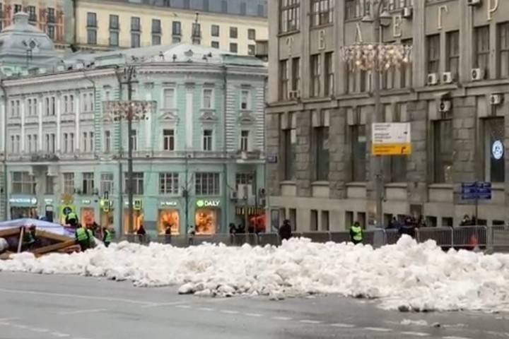 В Москве объяснили происхождение сугробов на Тверской улице