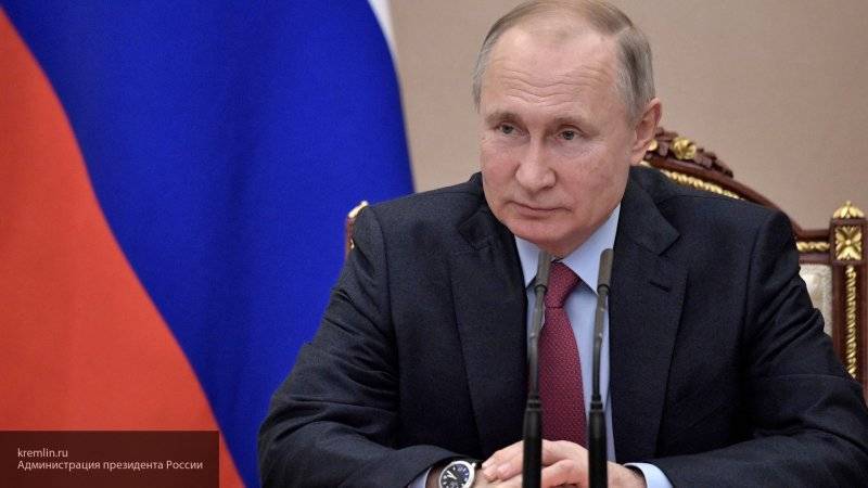 Путин подписал закон о возвращении курилок в аэропорты