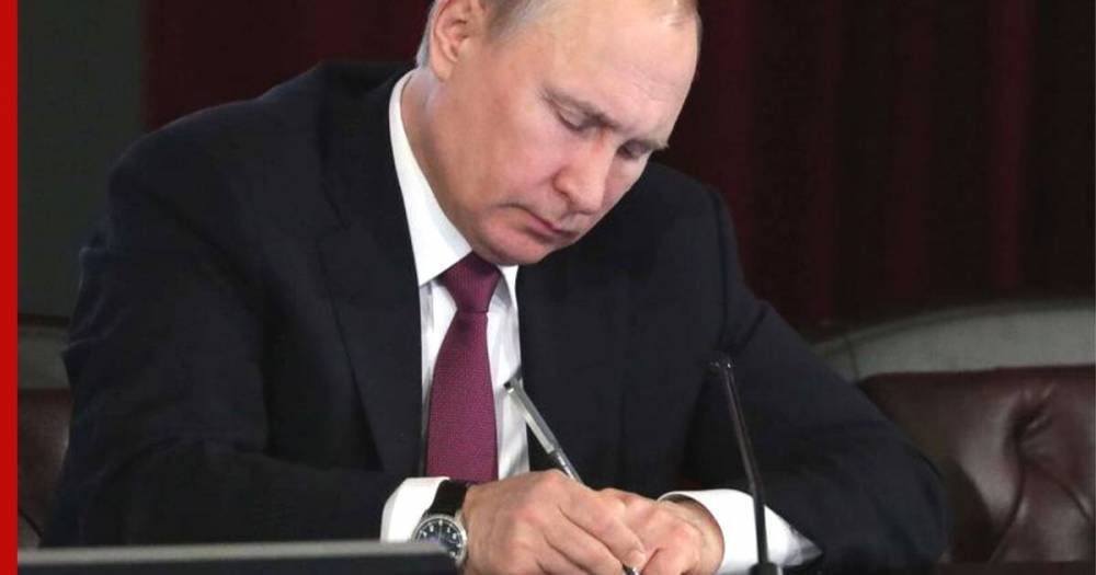 Путин подписал закон об увеличении МРОТ