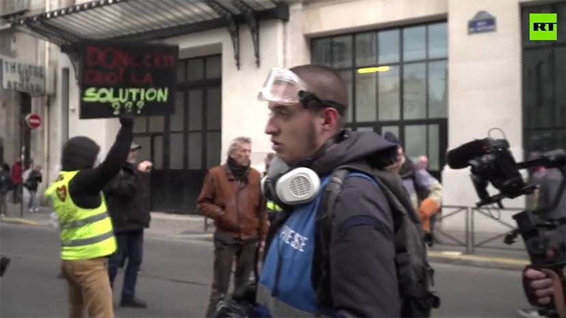 В Париже протестующие напали на корреспондента RT