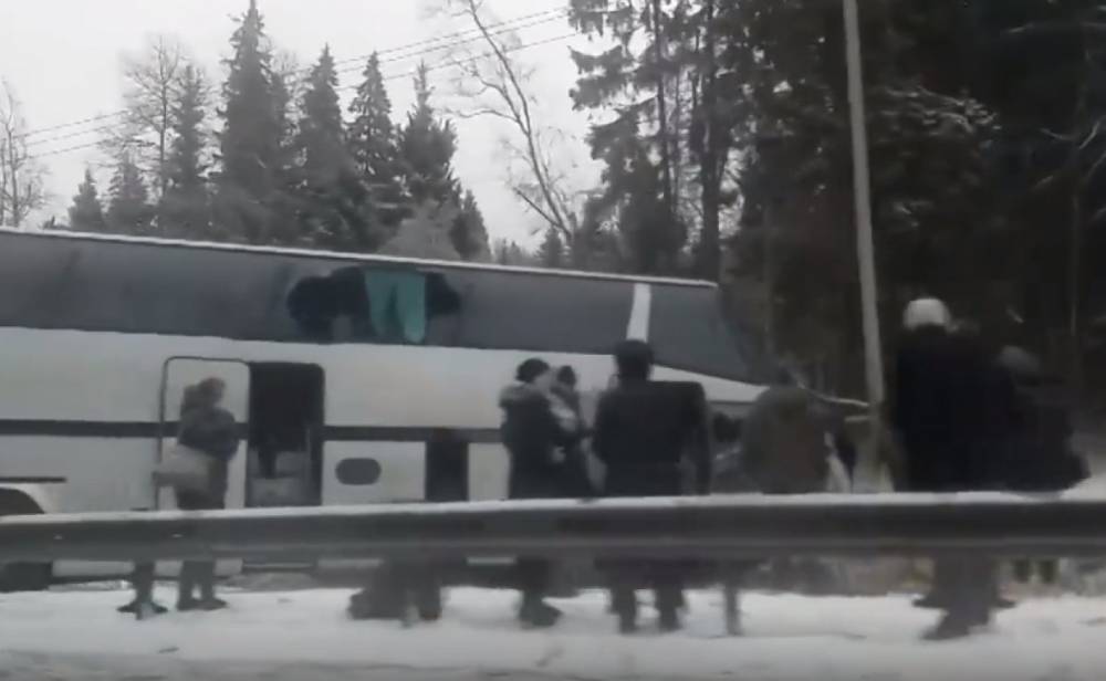 В Подмосковье погиб водитель экскурсионного автобуса после столкновения с грузовиком